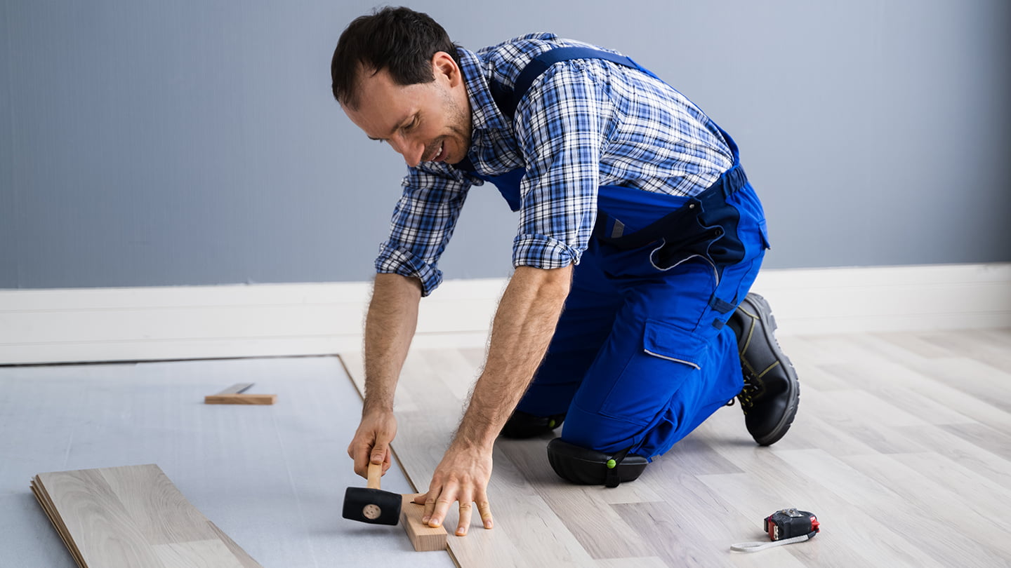 Handwerker beim Innenausbau in Frankfurt am Main, der Laminatboden verlegt