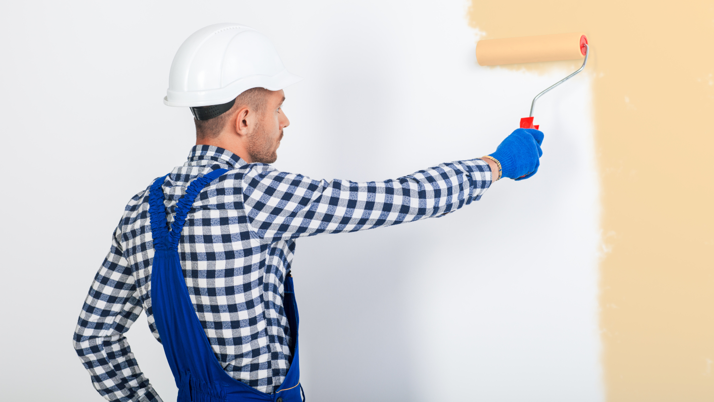 Das Streichen der Wand in einer Farbe durch einen Maler aus Frankfurt am Main.